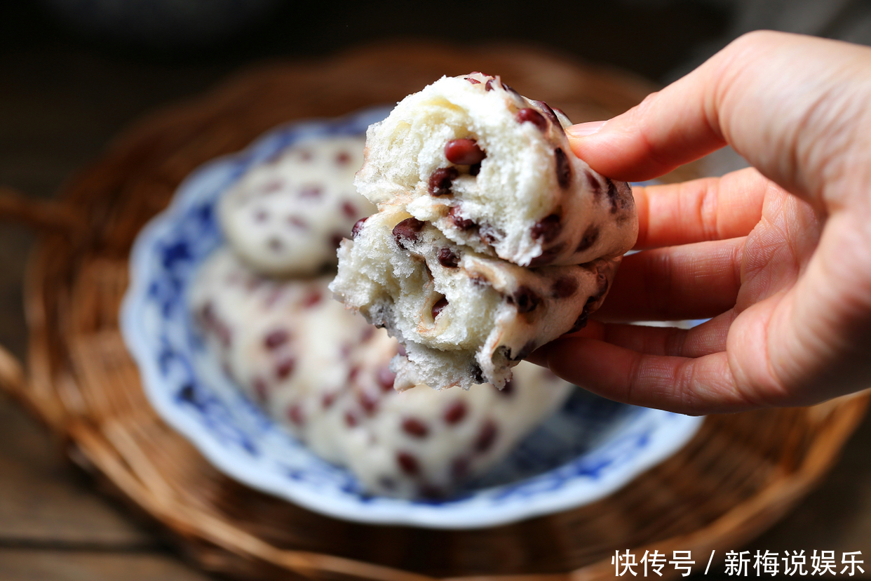 红豆别煮粥了,加山药和面粉上锅一蒸,松软香甜又养胃,老少皆宜