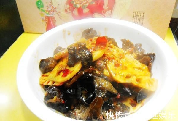 这道菜|木耳加一物，金子都不换，常吃排出体内毒素，大肚腩悄悄不见