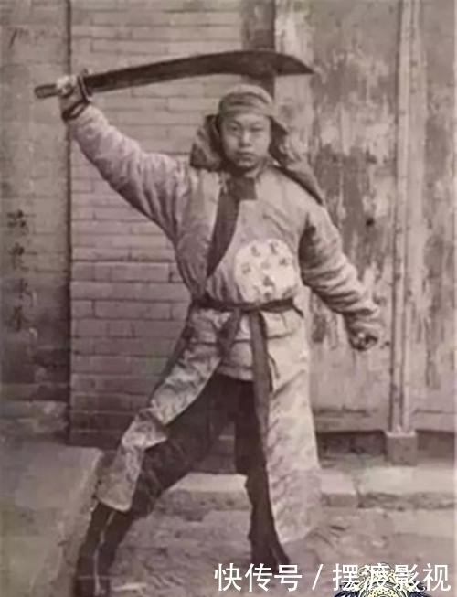 罕见|义和团罕见老照片手拿大刀,号称刀枪不入,图8钝刀行刑很残忍