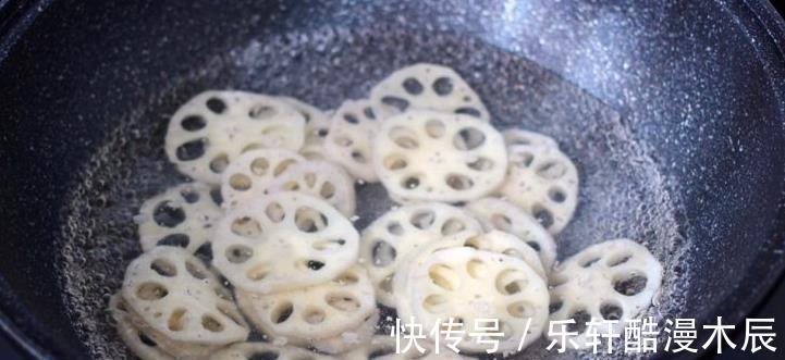 凉拌藕片|做凉拌莲藕焯水时多加一个料，莲藕不发黑，片片白净，更加脆爽