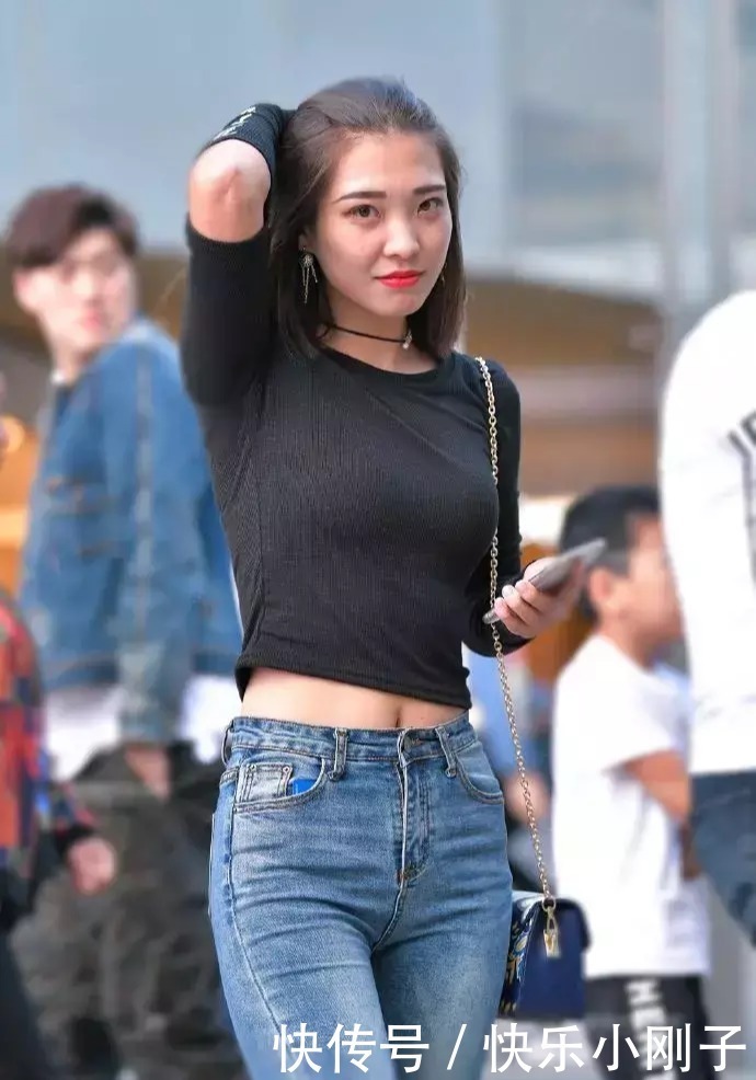 穿搭|修身牛仔裤配针织T恤,简约范的精致穿搭,自然流露出靓丽