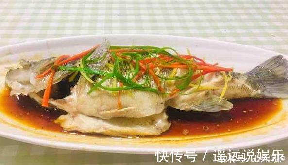 清蒸鱼|做清蒸鲈鱼，牢记“4放2不放”，鱼肉又鲜又嫩，没有腥味，好吃