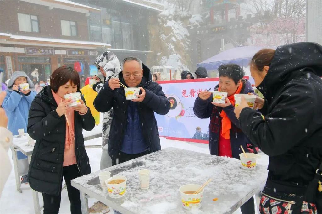 人心|除雪送姜汤，寒冬暖人心