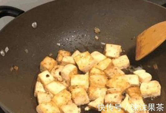 白菜炖豆腐做得不好吃那是你没用对方法，这样做上桌连汤都不剩