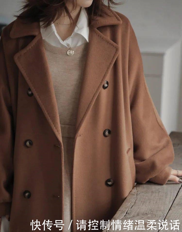 2021年第一套绝美气质穿搭:丝绒裙+毛衣!!!