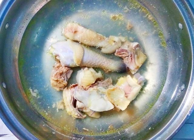 虫草花|炖鸡汤时不要直接炖，记住1个小技巧，多加1步，鸡肉香嫩无腥味