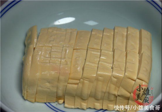 跟着我一起|豆腐里打2个鸡蛋，没想到这么好吃，我家一周吃7次都嫌少，过瘾
