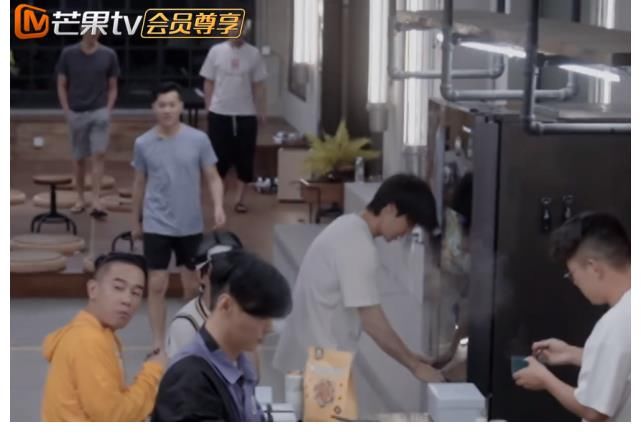 趙文卓|尹正深夜煮面，陳小春大口吃，張晉“賣弄”文化：還是離子燙好吃