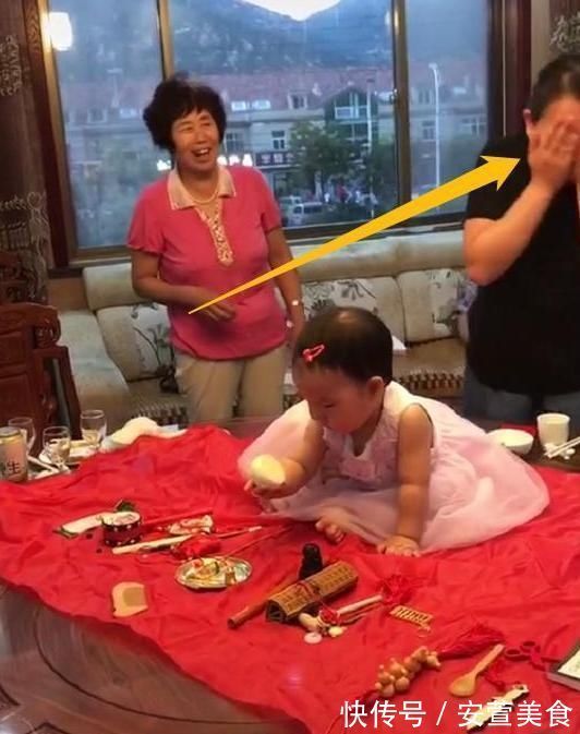 女娃|女娃周岁宴上抓周,一把抓住''这东西'',奶奶变脸,妈妈捂脸没眼看