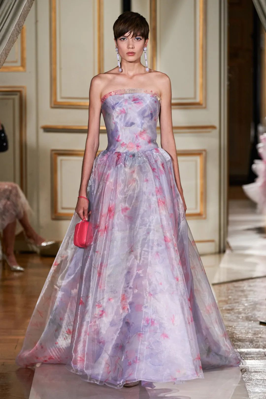 87岁的阿玛尼老爷子，依然是把高级做得最优雅的人|T型台 | shine