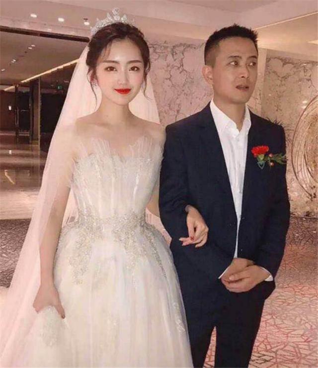 护肤品 “最美岳父”走红,宾客误以为是新郎,新娘无奈:这是我爸爸!