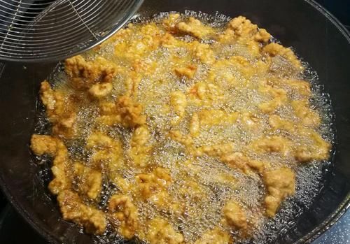  回软|炸酥肉调面糊时，掌握一个技巧，外皮蓬松酥脆不回软，超好吃