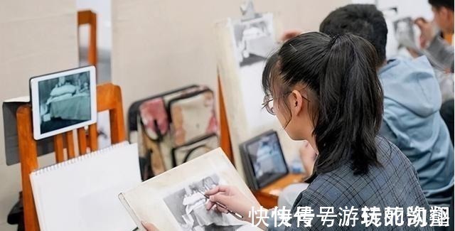 美术生$美术生上课走神,开始用“圆规”画圈,最后画出完美人像惊艳全班