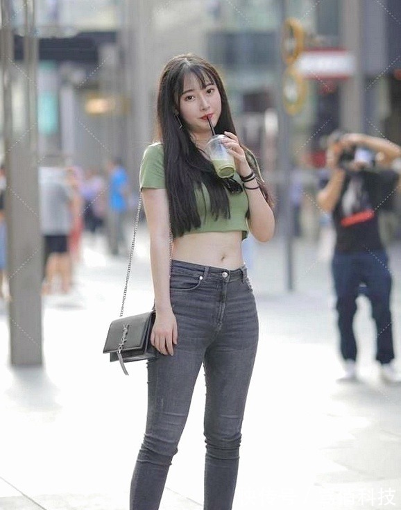 有心情 模特轻便时尚的绿色短T,看到她,谁还会有心情想要逛街?