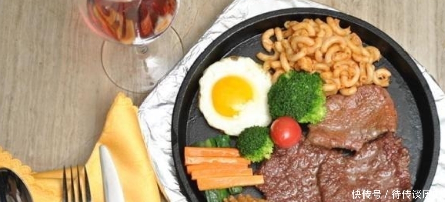 服务员|吃牛排时，服务员送你“一张纸”，不是用来擦嘴的，看完就不会闹笑话了