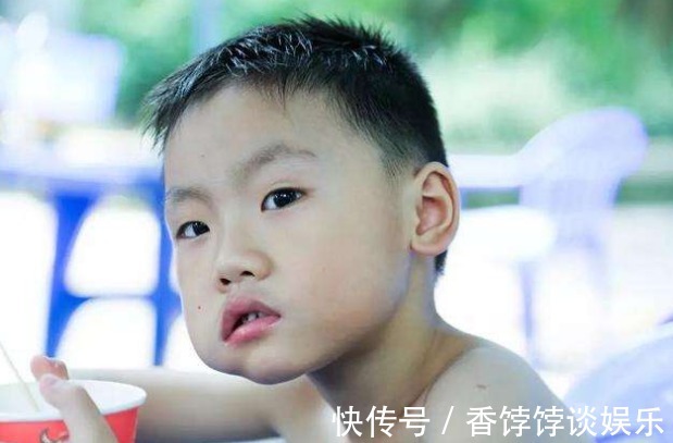 孩子|春天孩子外出疯跑,一身汗直接“脱衣服”3件事宝贝少生病
