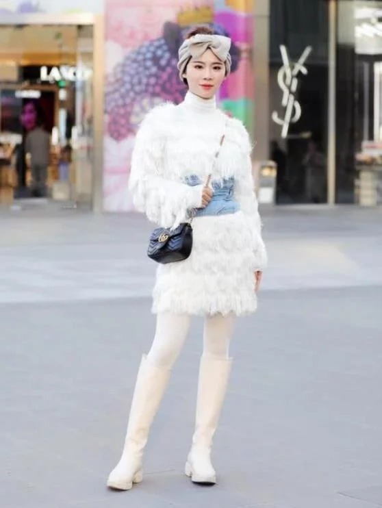 街拍：月貌花容的小姐姐，身穿白色的连衣裙，优雅气质女人味