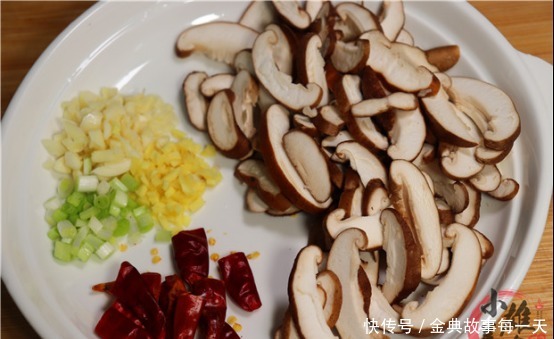 香菇腐竹|泡腐竹时，别放到水里直接泡，学会饭店的方法，泡发快、不夹生