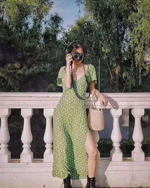 女人不管多大年龄，穿“裙子”别错过这3个颜色，显白百搭还洋气