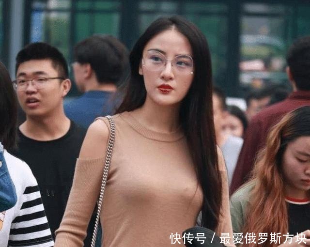 美女|时尚穿搭，美女的连衣裙很有魅力！