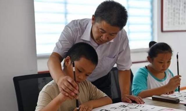 学习方法|班主任是自己亲爸妈什么感觉孩子卷子还没发,我就已经挨打了