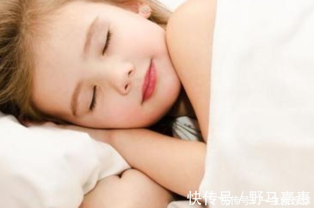 小动作|婴儿睡觉时,若发生这3个小动作,说明大脑发育的不错,别担心