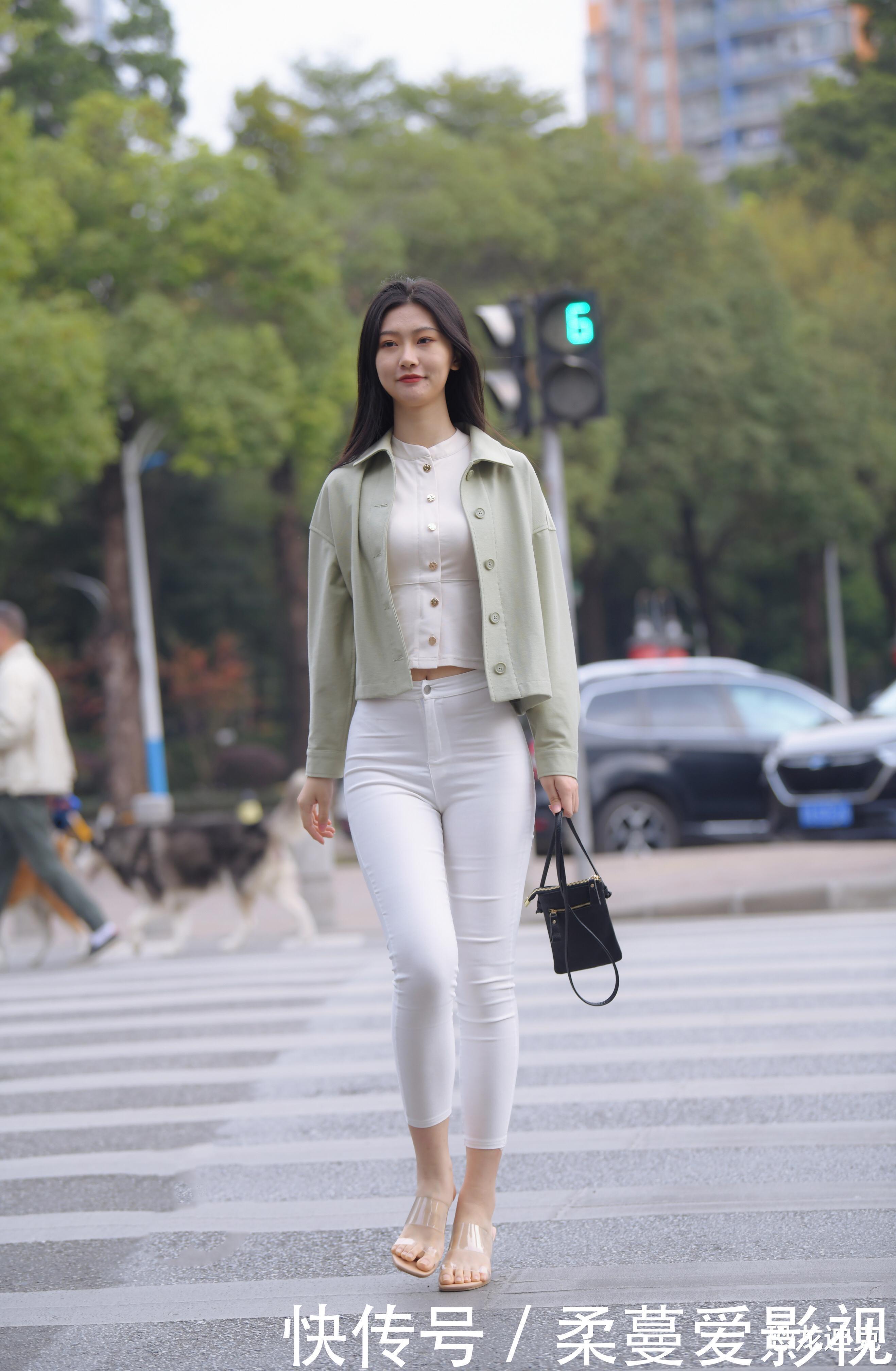 紧身 白色紧身休闲裤,性感迷人的魅力不输瑜伽裤