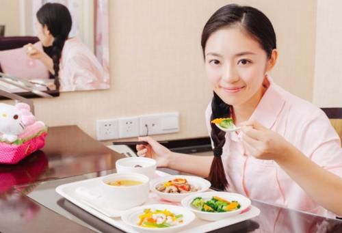 捂月子|“不听老人言吃亏在眼前”？夏天坐月子，老经验反不利宝妈健康