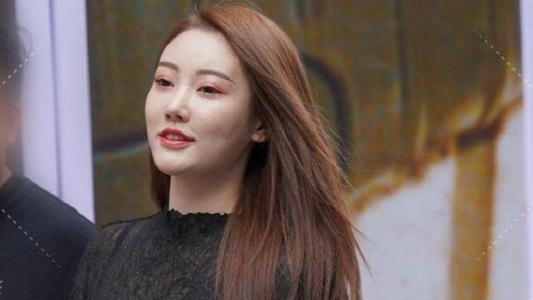 印花长裙|蕾丝上衣搭配绿色印花长裙, 展现身材的曲线, 而且整体很有优雅范