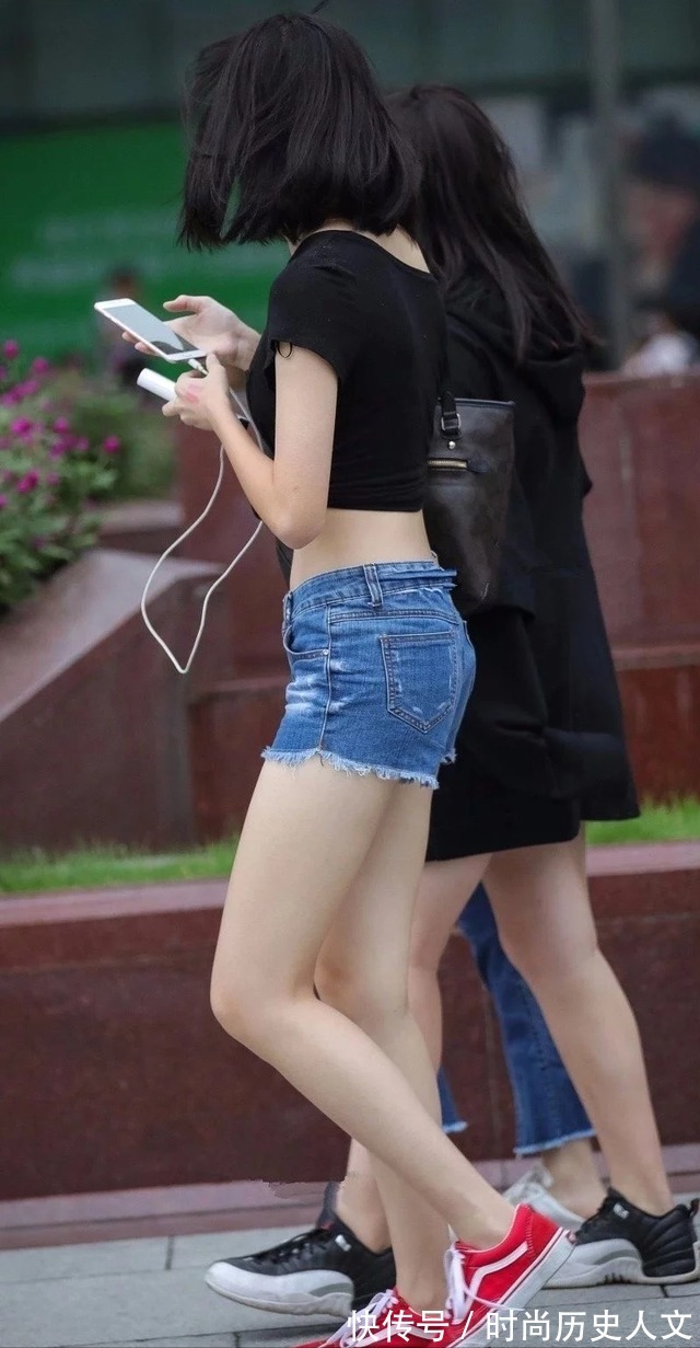 年轻 年轻真好,可以穿红色的帆布鞋,可以让性感变得清纯