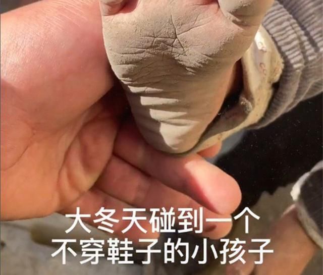 妈妈|2岁孩子没爹没妈，光脚在地上走路，奶奶：想妈妈时就让姑姑抱他