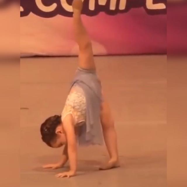 芭蕾|4岁小姑娘“跳芭蕾”火了,宛若一个小精灵,网友真的想偷过来