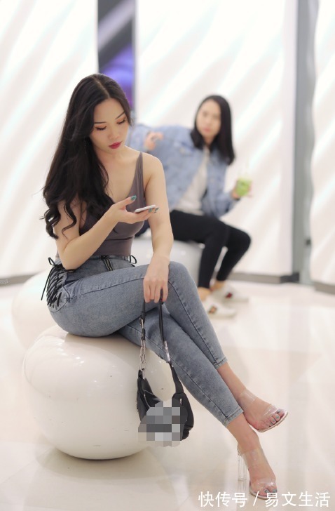 背心|长发披肩的姑娘,这牛仔裤侧面还要“系带”,看着都麻烦!