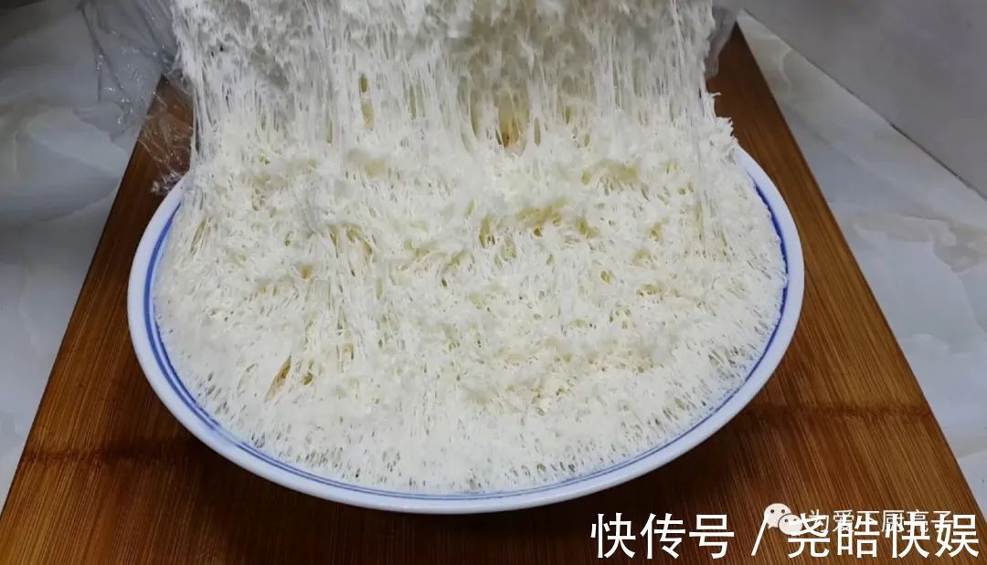 1袋牛奶,4勺面粉,不用一滴水,个个金黄酥脆,出锅孩子都抢着吃