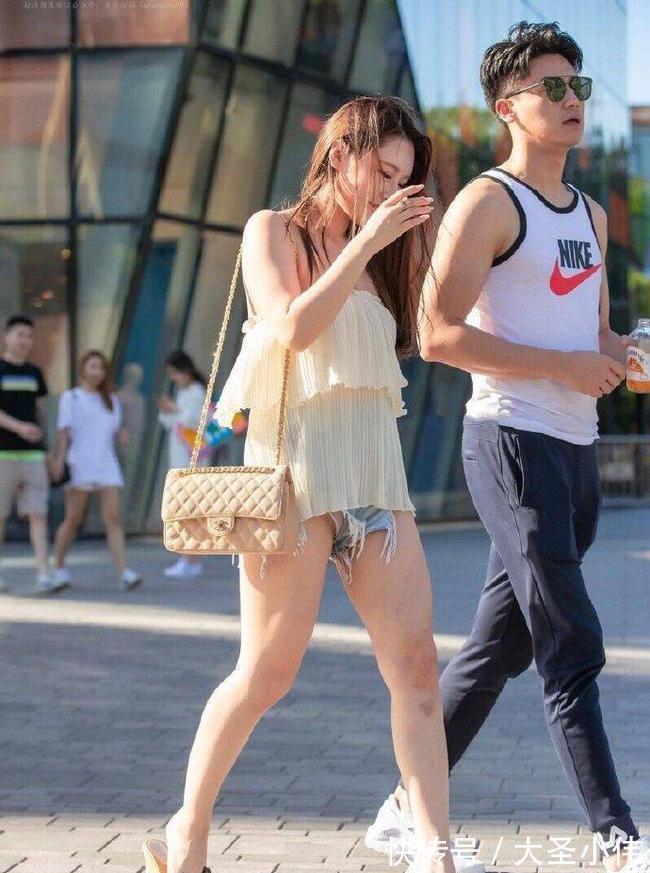 妹子|美女街拍:清爽的妹子陪阳光的男孩,裙子等短款搭配至关重要!