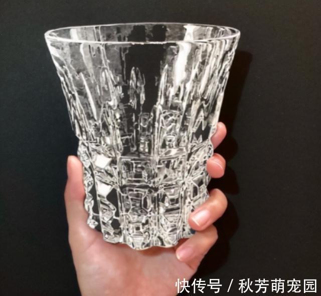 光影@日本妹子把白纸刻成玻璃杯，连水珠都能看见，裸眼3D还能这么玩？