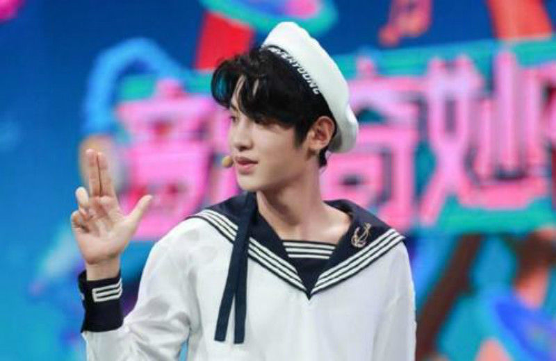 《快本》黄明昊被主持人当面说“老赖”,脸上的笑都要挂不住了