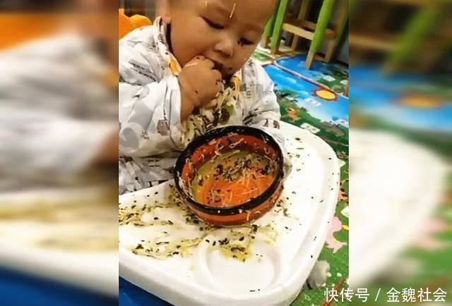 宝宝|妈妈出去买菜让爸爸喂宝宝吃饭，回来看到这画面，气不打一处来