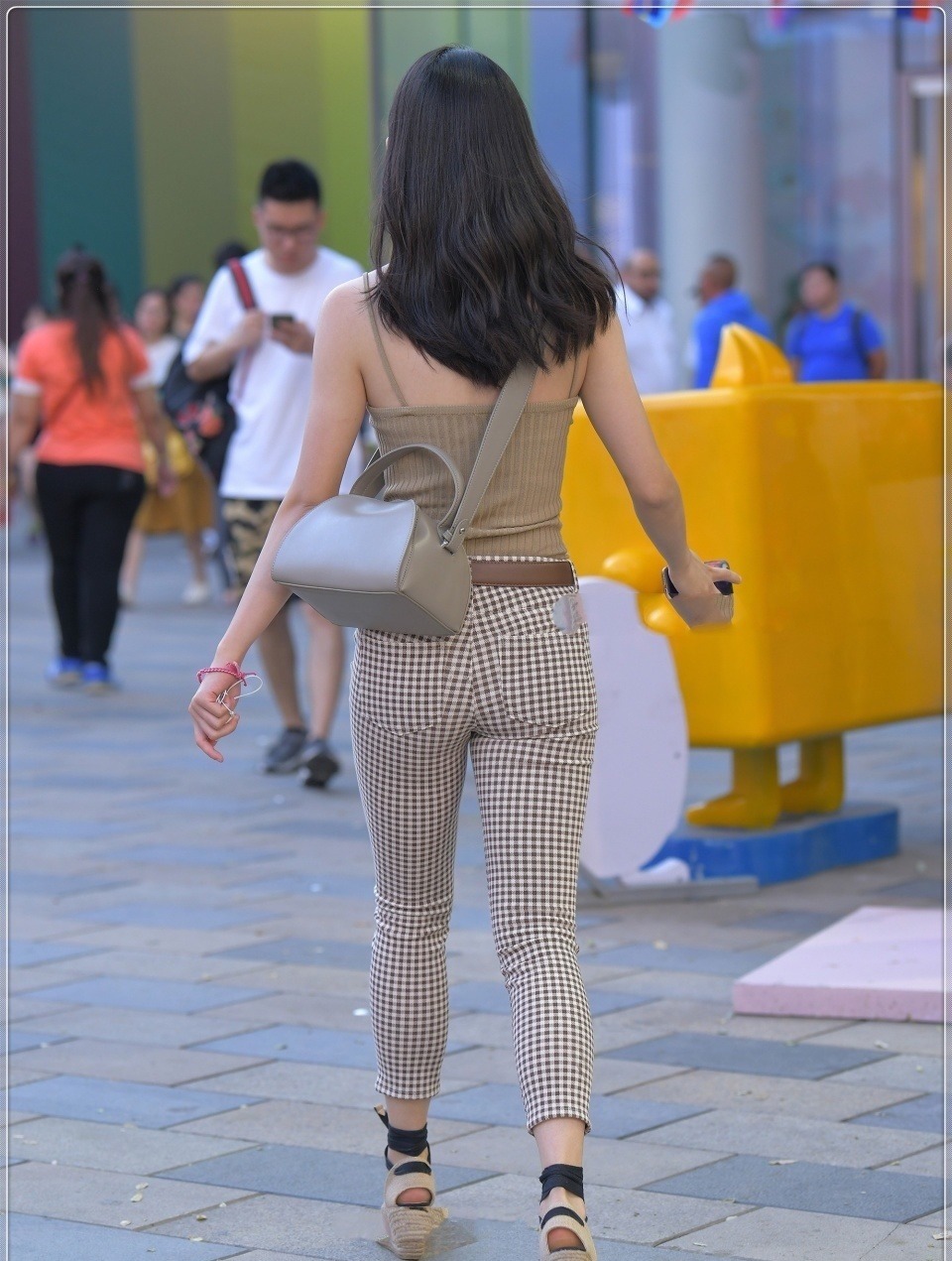 身材 街上最美丽的姐姐,完美身材让你短暂地忽略了颜值,根本无法分心