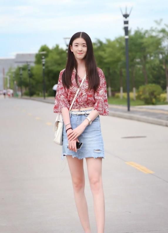 街拍:小姐姐紧身穿搭太好看,身姿曼妙气质美