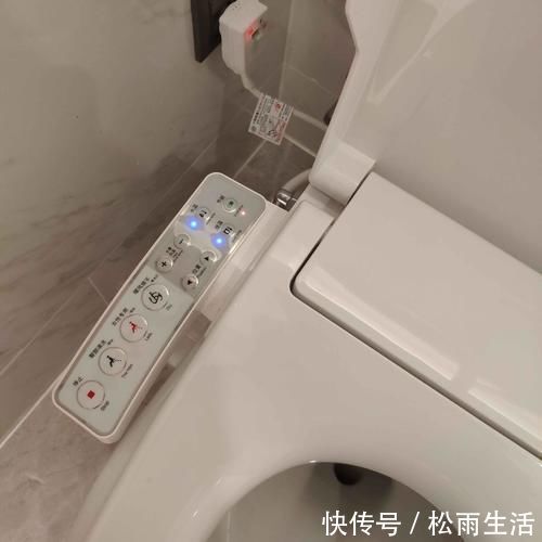 三通|装修时忘了在马桶旁边预留插座和水管,后期怎样使用智能马桶盖?