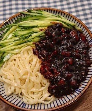 超级正宗的炸酱面做法简单，10分钟快手面