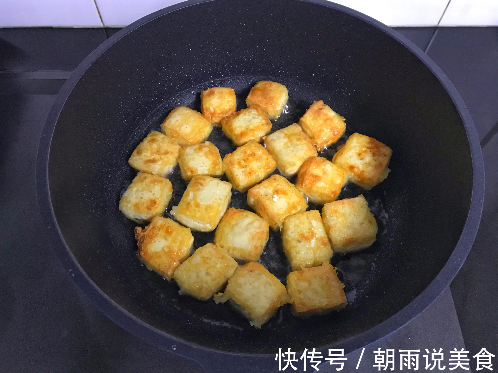 入秋后，豆腐此做法比肉好吃，2块做一盘，一周3次嫌不够