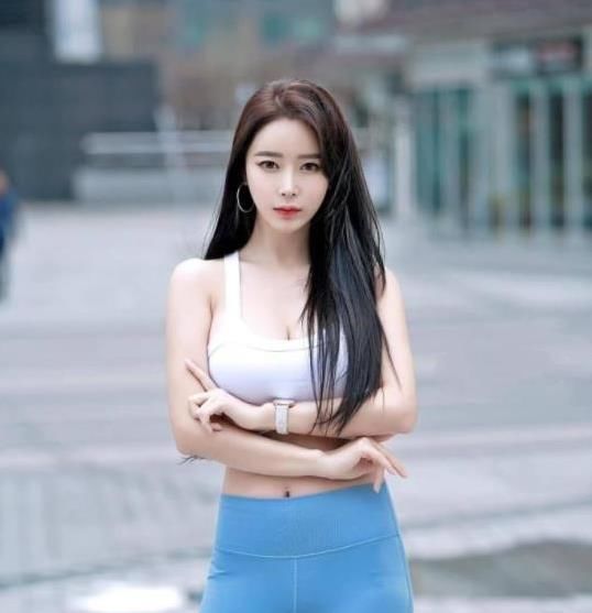 浓浓的|时尚美女一貌倾城,有着浓浓的小清新范,打造完美聪慧风