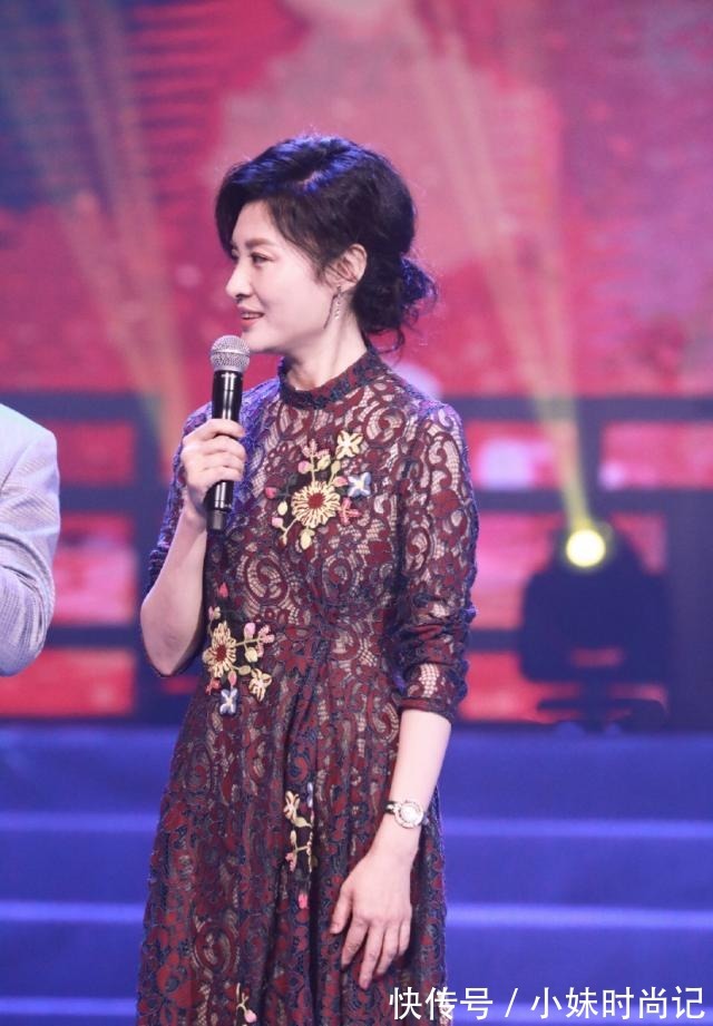 连衣裙 著名主持人“周涛”真会穿!深红色镂空连衣裙搭配扎发,优雅大气