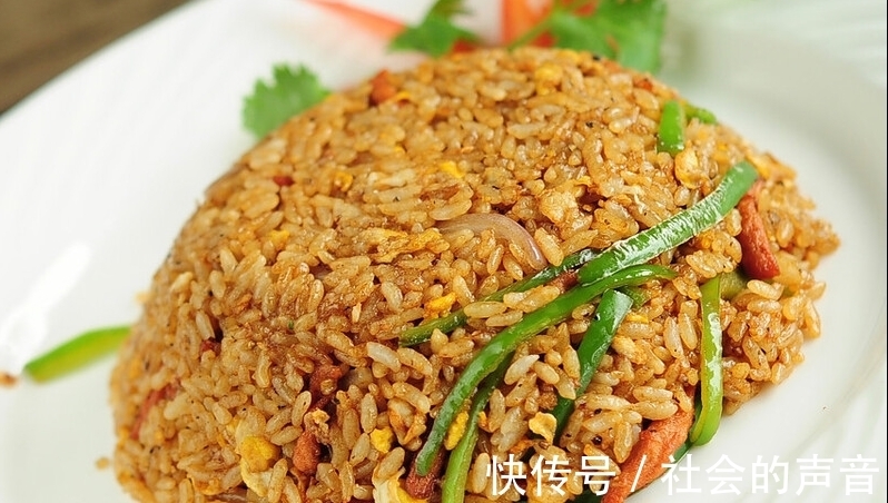 搅拌均匀|酱油炒饭，要想颜色红亮味道香，米饭粒粒分明，还得多做这一步
