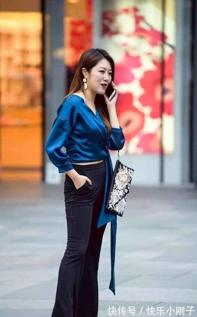 腿短 白色露肩上衣搭配牛仔打底裤,流行搭配,看起来更有范儿