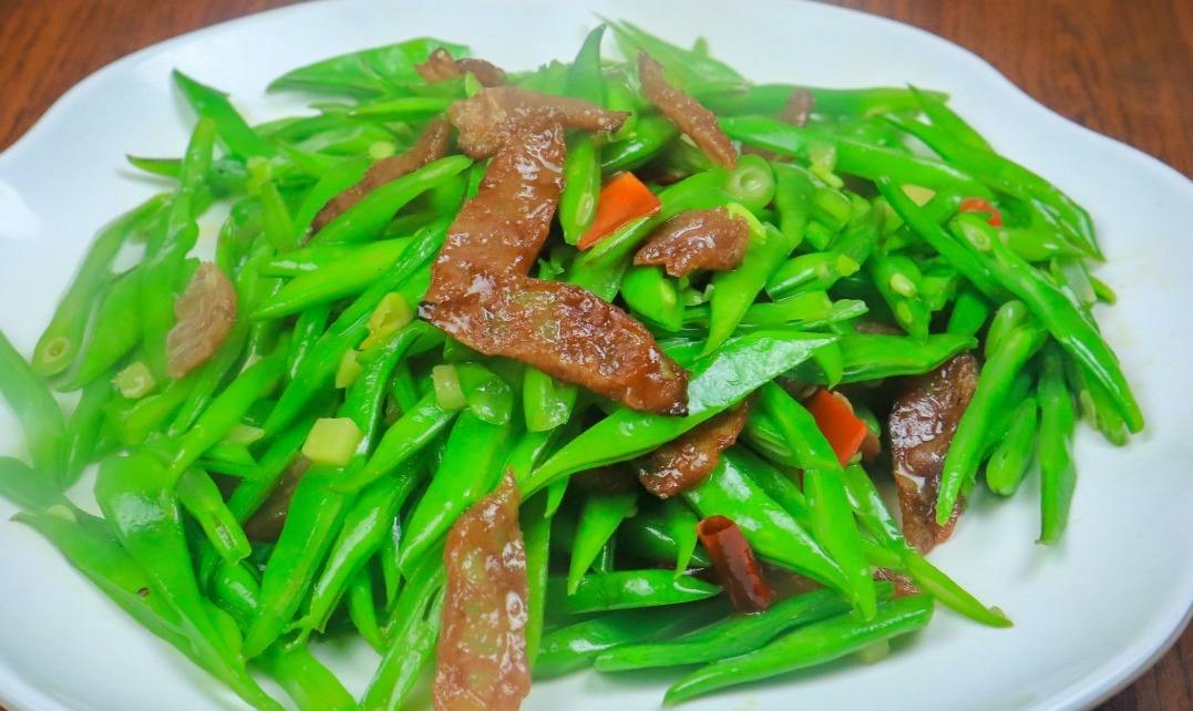 厨师长教你饭店腊肠炒芸豆做法,满满都是小技巧,清脆可口又简单