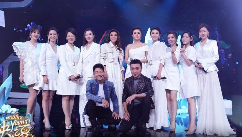 |“段子手”康辉学跳舞,被8位美女围在中间,手足无措像小学生