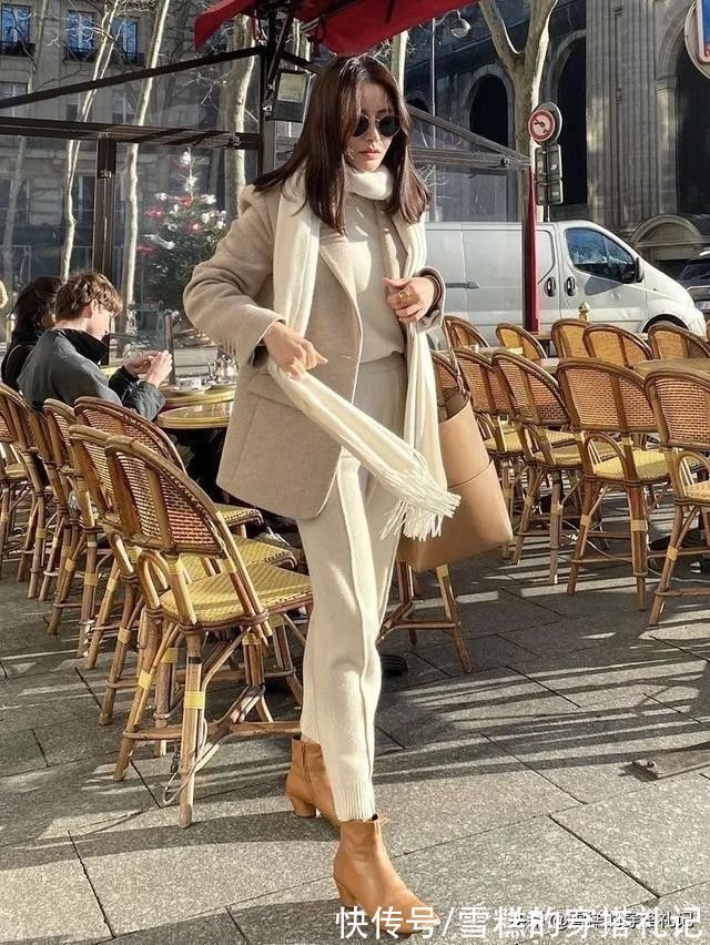 烟管裤 “平底靴+烟管裤”才是四五十岁女人最美的穿搭,显瘦有气质